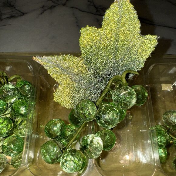 4 NEW Vintage Acrylic Faceted Green Ombré Grapes Cluster Decor Sugared Leaves - Picture 6 of 13